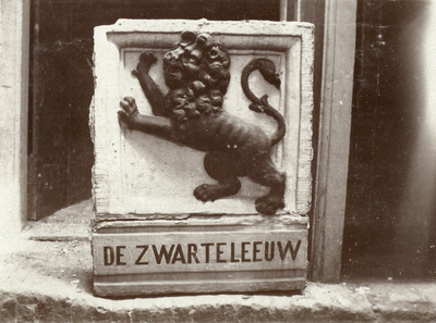 64757 Afbeelding van de gevelsteen 'De Zwarte Leeuw', afkomstig uit de gevel van het pand Neude 38 te Utrecht. De ...